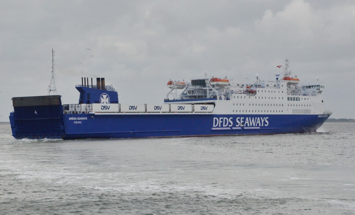 SIRENA SEAWAYS,  RoPax Fhrschiff, IMO: 9212163,  von DSDF Seaways, Heimathafen Esbjerg. Baujahr: 2001, L; 199,40m, B; 78,30m,  Passagiere:601, Lademeter: 2060, Crew: 389.  Ex-Namen: Golfo Dei Delfini, Dana Sirena, Present: Sirena Seaways. Verlsst am 13.06.2014 den Hafen von Esbjerg. 