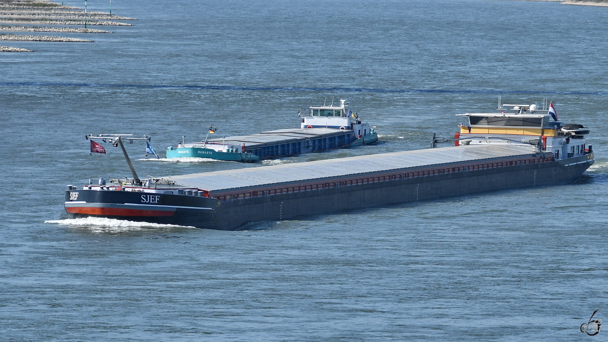 SJEF (ENI: 02319243) überholt gerade NAMASTE (ENI: 02318625), so gesehen Mitte April 2021 auf dem Rhein bei Duisburg.