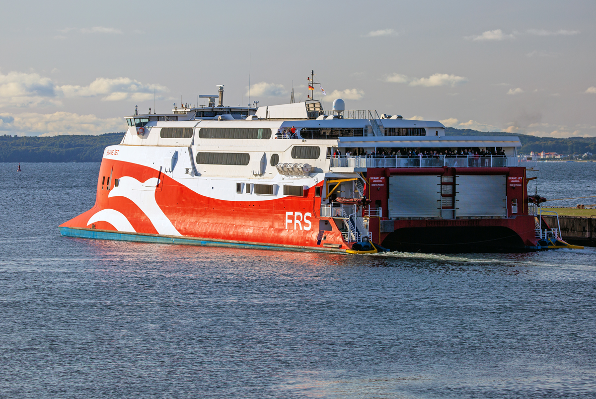 SKANE JET (IMO 9176060) ablegend am Pier 7 in Mukran. Damit wird die NEUE KÖNIGSLINIE nach kurzer Pause wieder in Betrieb genommen. Jetzt nach Ystad und nicht mehr nach Trelleborg durch STENA LINE. - 17.09.2020
