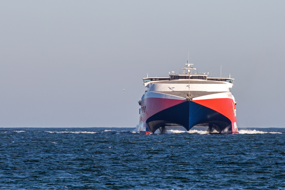 SKANE JET von Ystad kommend mit angedeutetem Wendemanöver vor Mukran. - 22.04.2022