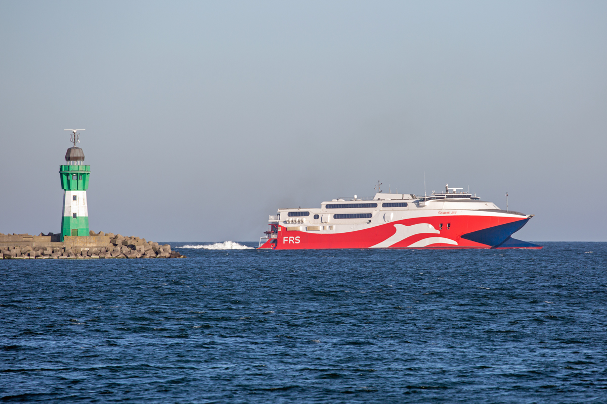 SKANE JET von Ystad kommend mit angedeutetem Wendemanöver vor Mukran. - 22.04.2022