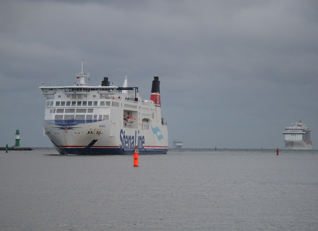 Skane,Regal Princess und Aidamar am 16.05.2015 in Warnemnde