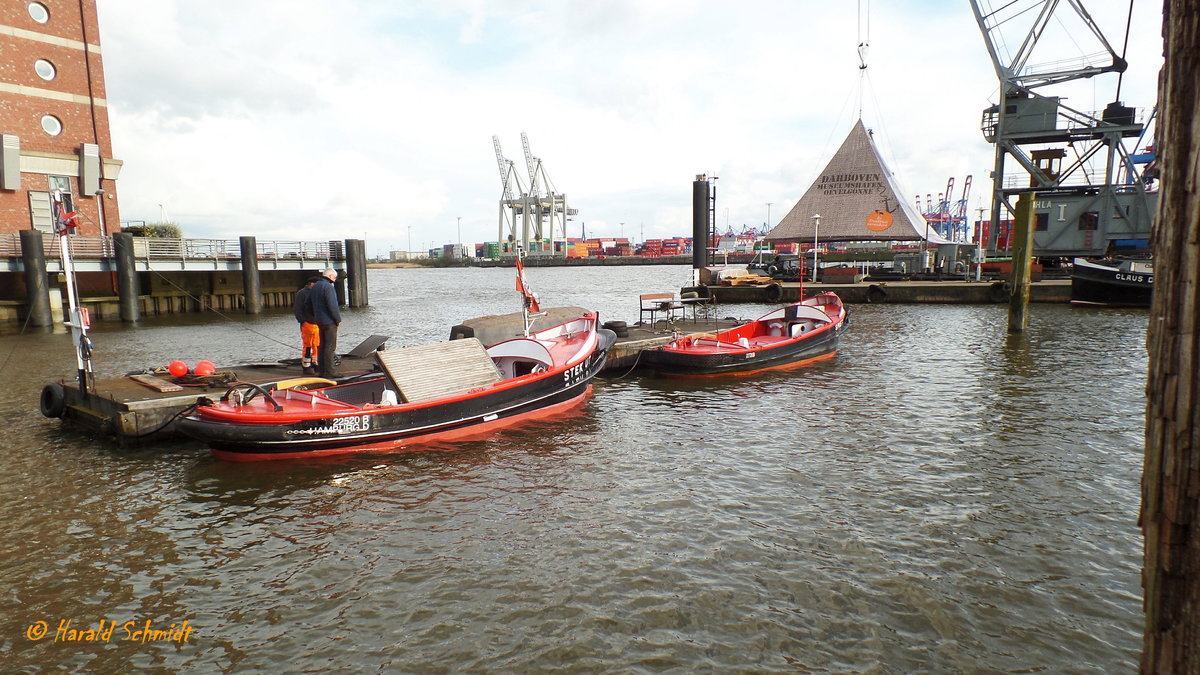 SMIET LOS und STEK UT am 28.4.2016, Hamburg, Elbe im Museumshafen Neumühlen /

SMIET LOS / Ehem. Festmacherboot / Verdrängung: 9,9 t / Lüa 8,15 m, B 2,5 m, Tg 1,28 m / 1 Hanomag-Diesel, 44 kW (60 PS)  / gebaut 1965 bei H. Zehbe, HH-Wilhelmsburg / in Privatbesitz /

STEK UT / Ehem. Festmacherboot / Verdrängung: 11,5 t / Lüa 8,15 m, B 2,5 m, Tg 1,28 m / 1 MAN-Diesel, 97 kW (136 PS)  / gebaut 1968 bei H. Zehbe, HH-Wilhelmsburg / in Privatbesitz /
