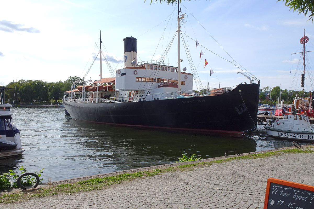 So präsentierte sich der bestens gepflegte Dampfeisbrecher Sankt Erik am 24. August 2021 neben dem Wasa-Museum in Stockholm. Der Stapellauf des Schiffes erfolgte 1919, damals mit offener Brücke. Man mag sich die Arbeit der Schiffsoffiziere in den kalten Wintern gar nicht vorstellen. Ob sie wohl manchmal die Heizer und Maschinisten beneidet haben? Erst 1958 wurde das geschlossene Ruderhaus aufgebaut, Radar und Funk kamen hinzu, die 4 Kessel erhielten Ölfeuerung. Erst damals erhielt die Sankt Erik ihren heutigen Namen.
Leider konnte man 2021 die sicher imposante Maschinenanlage nicht besichtigen.
Sankt Erik, Stockholm, 24.8.2021