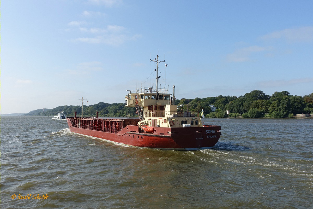 SOFIA  (IMO 8616087) am 3.9.2021, Hamburg auslaufend, Elbe Höhe Finkenwerder /
Ex-Namen:  PERSEUS, 2019 / WALKER 2008 / PETERSBERG 1998 / ECHO ELKE 1991 / PETERSBERG 1989 /
Stückgutfrachter (verstärkt für Schwergut / BRZ 1.392 / Lüa 71,84 m, B 11,5 m, Tg 5,4 m / 1 Diesel, Caterpillar 3512DI-TAU (USA-Produkt), 600 kW (804 PS), gebaut 1986 bei Schiffswerft Hugo Peters Wewelsfleth  / TEU 69 / Eigner: Baltnautic Shipmanagement, Klaipeda, Litauen, / Flagge: Schweden, Heimathafen: Kalmar  /
