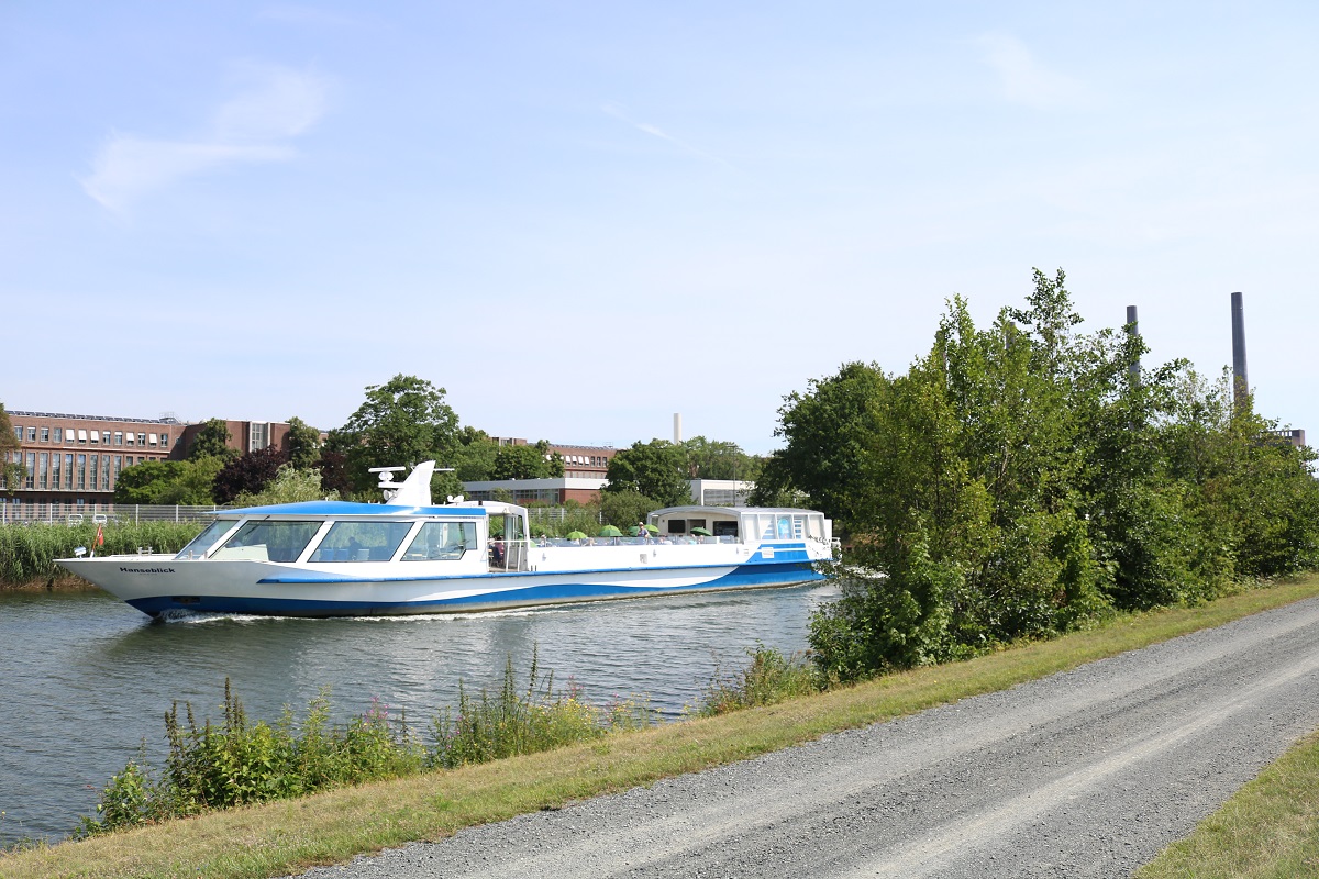 Solar-Fahrgastschiff MS  Hanseblick  (Bj. 2009) auf dem Mittellandkanal nahe des VW-Werks Wolfsburg. [19.7.2017 - 11:10 Uhr]