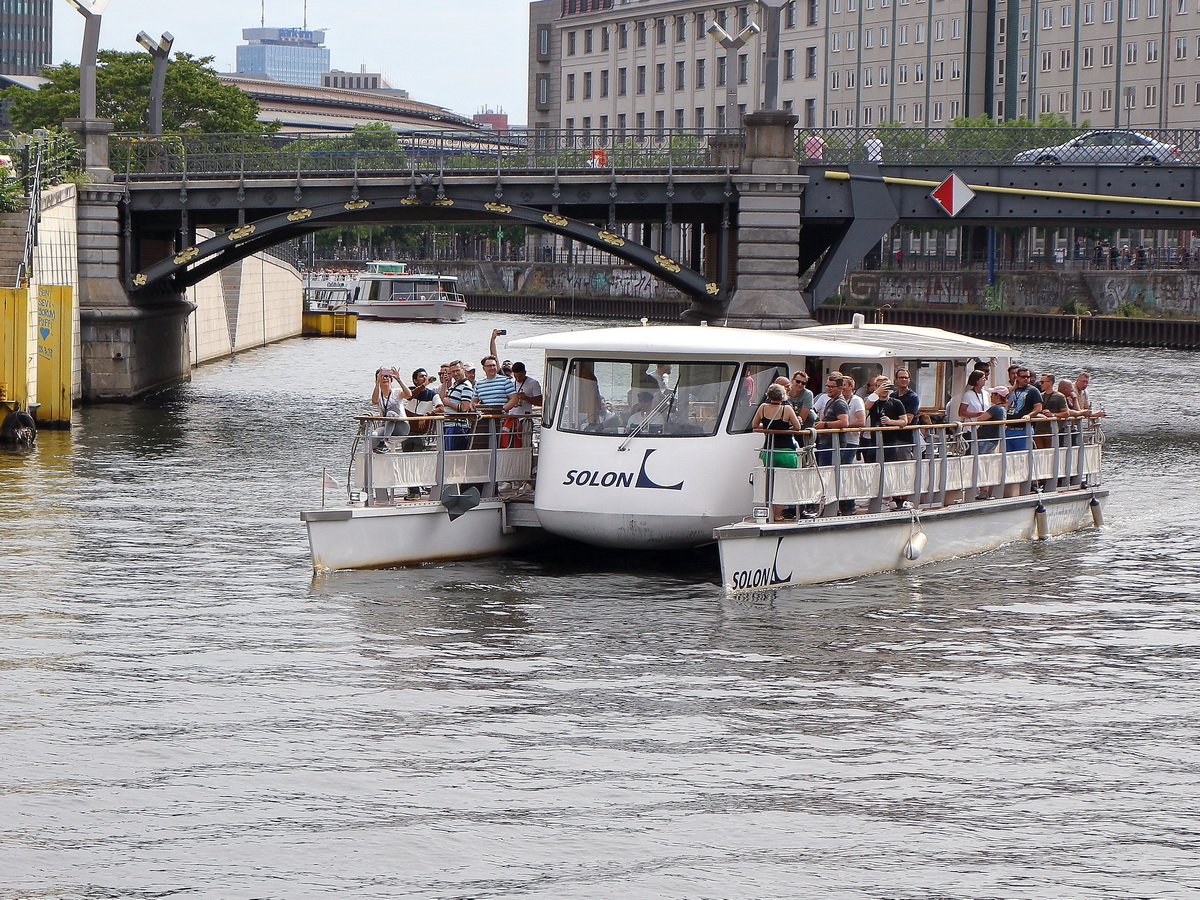 Solarschiff Solon am 11. Juni 2022 auf der Spree in Berlin Mitte.