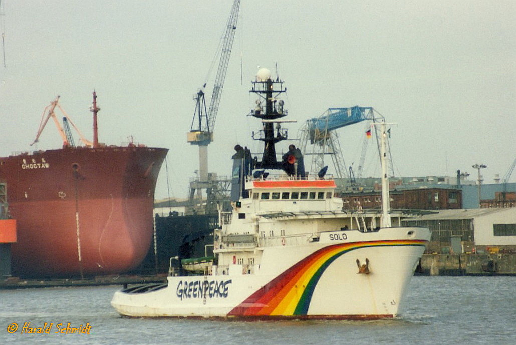 SOLO (IMO 7522124) 1993 in Hamburg auslaufend, Höhe Blohm + Voss (Scan vom Foto) /

Weitere Namen: SMIT HOUSTEN (1977-1986, Smit International, Rotterdam) / SMIT HOUSTEN (1986-1989, Smit Tak, Nassau) / SOLO (1989-1995) Greenpeace NL) umgebaut, u.a. vorderes Hubschrauberlandedeck  / WAKER (1995-2007) Smitwijs, Rotterdam für NL-Küstenwache / WAKER (2007-2009) Svitzer Ocean Towage für NL-Küstenwache, 09.2009 Brand im Maschinenraum, Totalschaden, verschrottet  /

Hochsee- und Bergungsschlepper, Greenpeace Aktionsschiff / GT 2.167 / Lüa 67,54 m, B 14,55 m, Tg 6,91 m / 2 Stork Werkspoor Diesel, ges. 6.760 kW, 9.200 PS, 16 kn, Pfahlzug 125 t / gebaut 1977 bei Verolme, Heusden, NL / 
