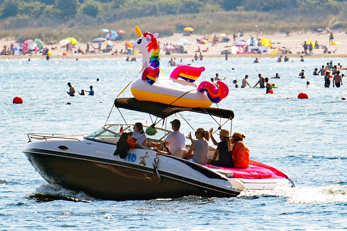 Sommer - Sonne - Spass!  Motorboot auf der Ostsee unweit Lübeck-Travemünde. Aufnahme vom 08.08.2020