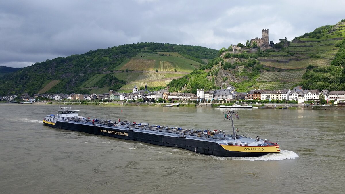 SOMTRANS IX (Tankmotorschiff, Belgien, ENI: 06003661) rheinaufwrts vor der Kulisse von Kaub mit Burg Gutenfels (Oberwesel-Engelsburg, 27.05.2019).