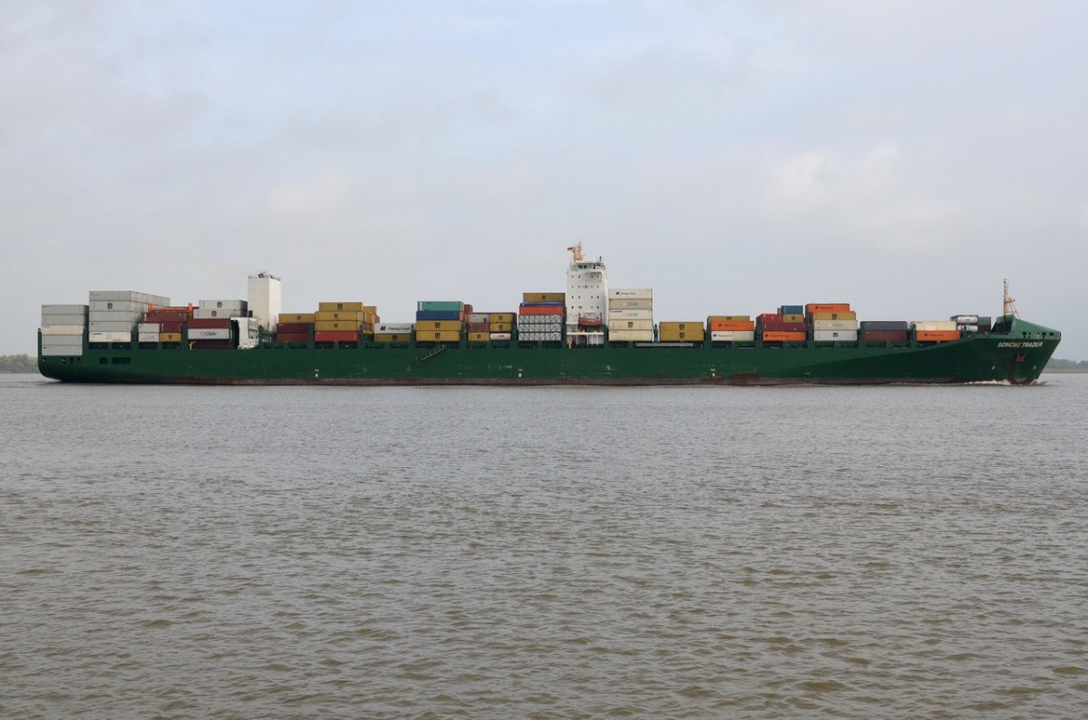 SONCHE TRADER , Containerschiff , IMO 9437048 , Baujahr 2009 , 294.09 x 32.20 m ,5303 TEU ,Lühe 21.10.2015
