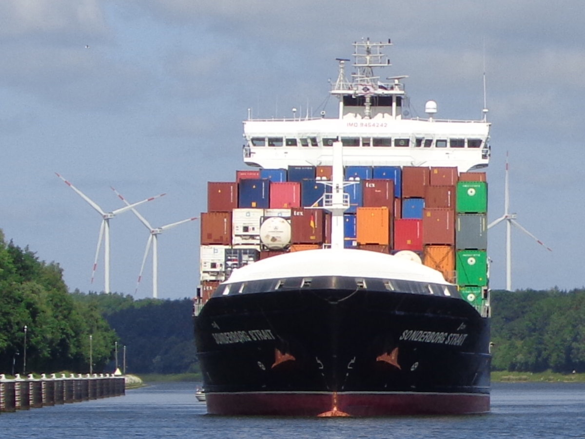 SONDERBORG STRAIT - IMO= 9454242 - BJ.=2012 -14222 To. - 1084 TEU - 9846 KW.- 19 Kn.
Am 28.06.2015 in der Weiche Gr. Königsförde im NOK.