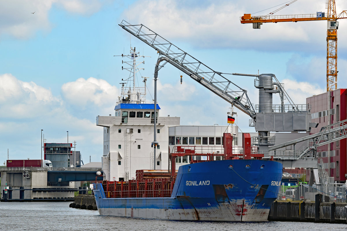 SONILAND (IMO: 9155949) am 04.05.2020 in Lübeck. Hafer aus dem finnischen Kristinestad wird für die Firma Brüggen entladen.