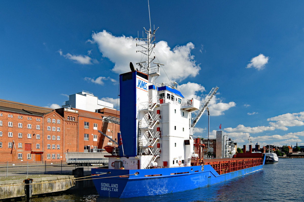 SONILAND (IMO: 9155949) am 21.06.2020 in Lübeck. Das rund 90 Meter lange Schiff hat Hafer aus dem finnischen Naantali für die Firma BRÜGEN gebracht.