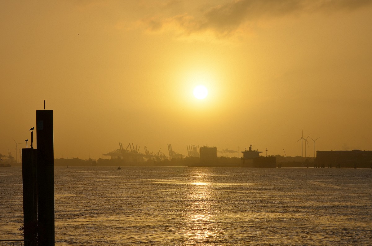 Sonnenaufgang über dem Hamburger Hafen aufgenommen am 23.10.15 vom Ponton Op'n Bulln Blankenese.
