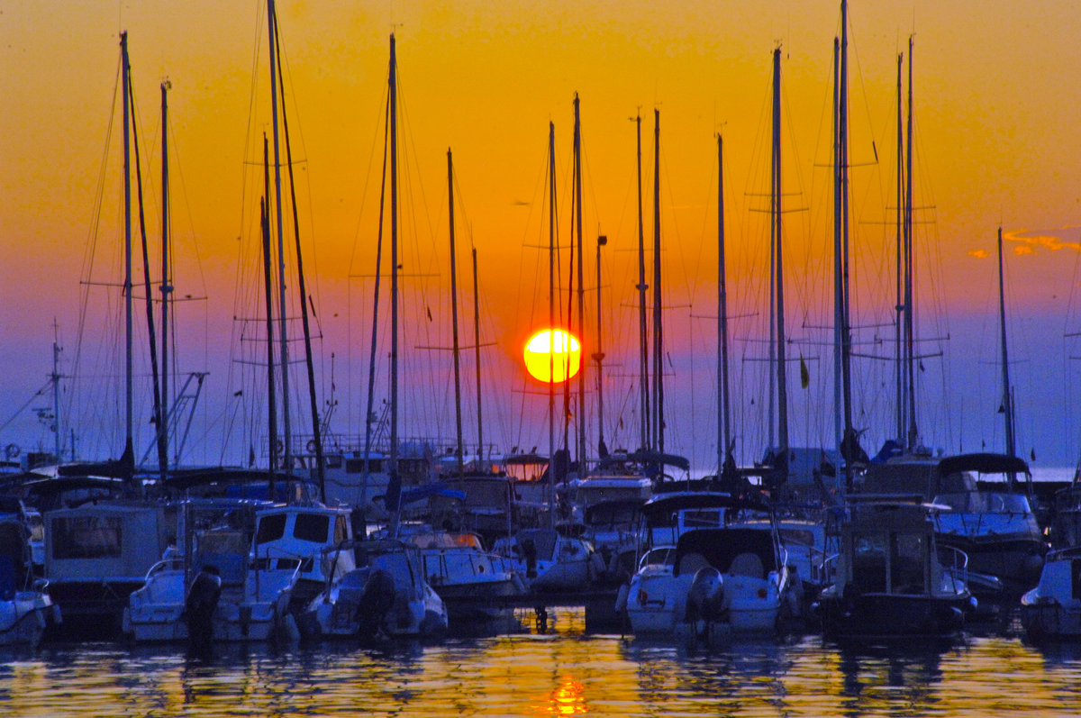 Sonnenuntergang am Freizeithafen von Izola in Slowenien. Aufnahme: 28. Juli 2016.