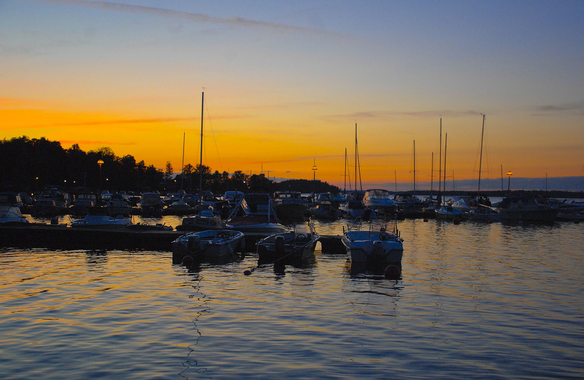 Sonnenuntergang am Sportbootmarina nördlich von Växjö in Småland - Schweden. Die Marina liegt am »Evedalsbadet« und Helgassjön.
Aufnahme: 19. Juli 2017.