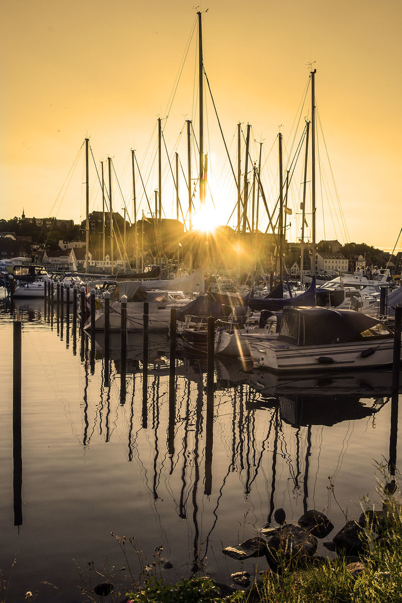 Sonnenuntergang vom Fischereihafen am Ostufer der Flensburger Innenförde aus gesehen. Aufnahme: 17. Juli 2020.