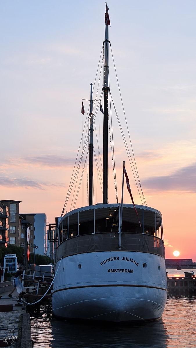 Sonnenuntergang hinter dem Restaurantschiff  Prinses Juliana . (Aalborg, Juni 2018)