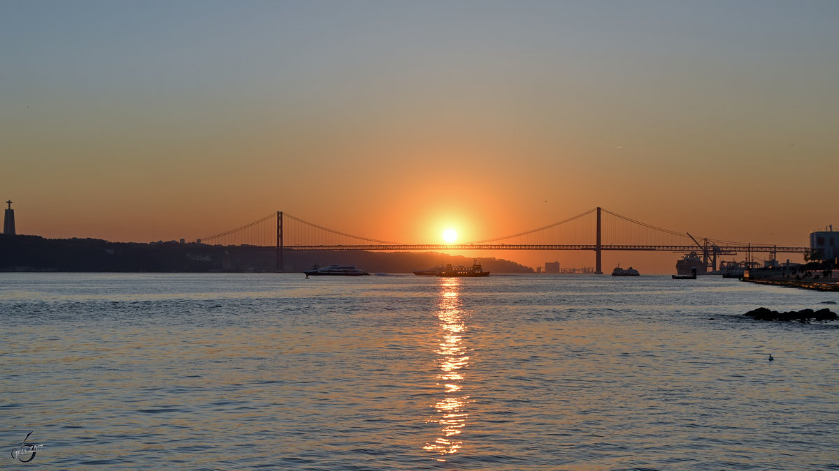 Sonnenuntergang über dem Tejo, den mit 1007 km längsten Fluss der Iberischen Halbinsel. Einige Kilometer weiter mündet er in den Atlantik. (Lissabon, Januar 2017)