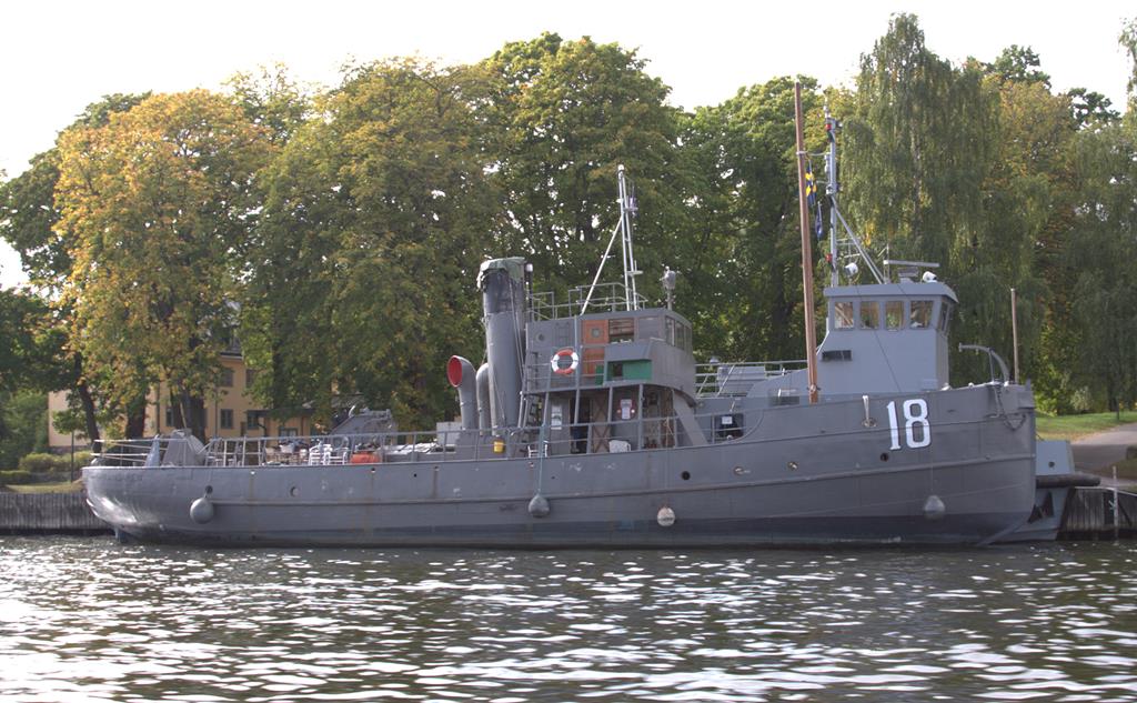  Spängaren  war schwach auf dem Heck dieses wohl ehemaligen Marine Schleppers zu lesen. Das historische Schiff lag am Ufer der Insel Skeppsholmen in Stockholm.