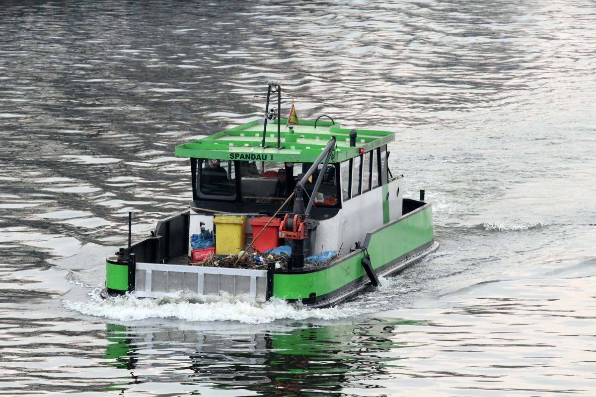 Spandau I (B-AT 277) vom Wasser u. Kulturbau Leegebruch am 27.02.2014 auf der Spree zu Berg kurz v.d. Schleuse Charlottenburg.