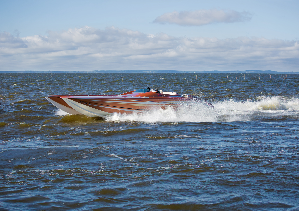 Speedboot-Bremsmanöver vor dem Ueckerkopf. Mittlerweile wurde die Stadt in Seebad Ueckermünde umbenannt. - 15.05.2014