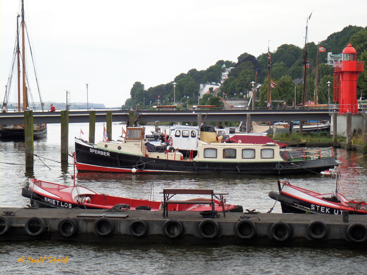 SPERBER am  2.8.2017, Hamburg, Elbe, Museumshafen Övelgönne /
Ex-Namen: UNFALLBOOT (Feuerwehr HH, 1946 bis 1968)  > UNFALLDIENST (Polizeibehörde HH, 12.9.1928 bis 1.10.1929) + (Feuerwehr HH, 1.10.1929 bis 1946) 
Lüa 17,0 m, B 3,8 m, Tg 1,5 m / ursprünglicher Antrieb: 1 Jastram 6-Zylinder Benzinmotor, 120 PS / gebaut 1928 bei Aug. Pahl, HH-Finkenwerder / 1928 – 1968 im Feuerwehrdienst / 9.12.1969 an Vereinigte Schleppreedereien, Hamburg, neuer Name SPERBER, als Versorger u.a. für Schwimmbagger im Hamburger Hafen / 1980 an einen Gastronomen vom Hamburger Großneumarkt, 17.6.1989 Überführung auf eigenem Kiel (mit 3 Mann über 1700 Seemeilen in 17 Tagen nach St. Petersburg (damals Leningrad), 11.1989 als Decksfracht nach Hamburg zurück / 
