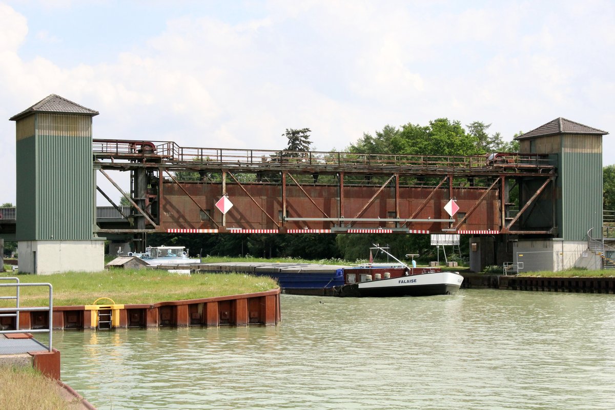 Sperrtor im Dortmund-Ems-Kanal bei Fuestrup am 12.05.2018. Das GMS Falaise (02315041) fuhr auf die Ems-Überführung zu die durch 2 Sperrtore abgesichert ist.  