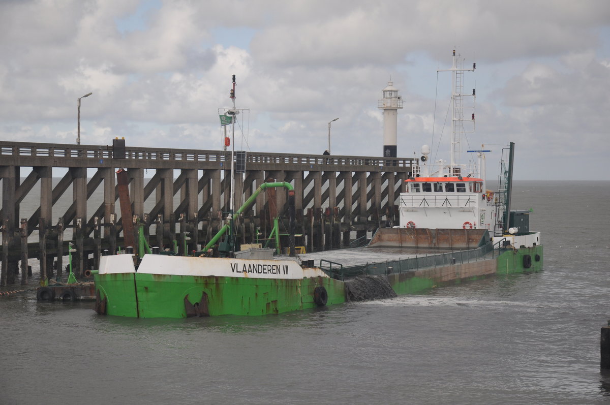 Spezialschiff Vlaanderen VII beim ausbaggern des Hafenkanal in Blankenberge, aufgenommen 23.07.2017