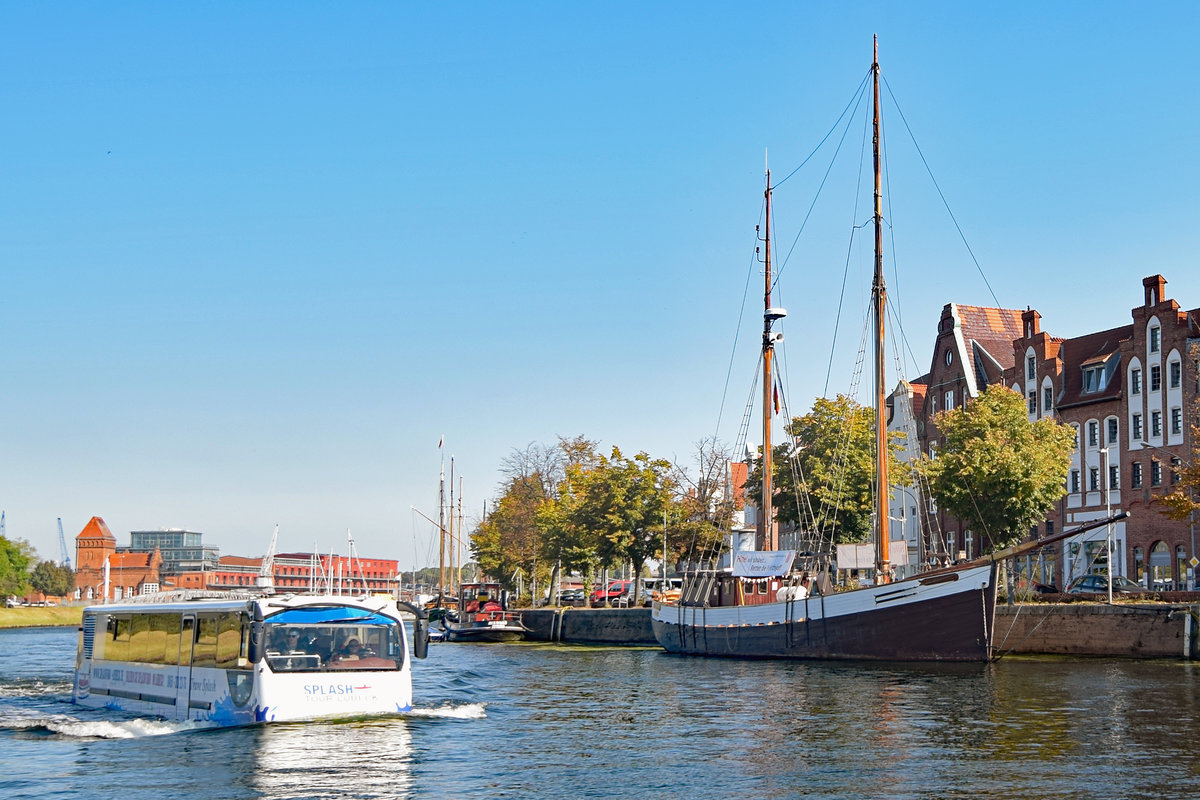  Splash-Bus  am 1.10.2020 auf der Untertrave in Lübeck. Rechts im Bild ist die Galeasse FRIDTHJOF zu sehen.