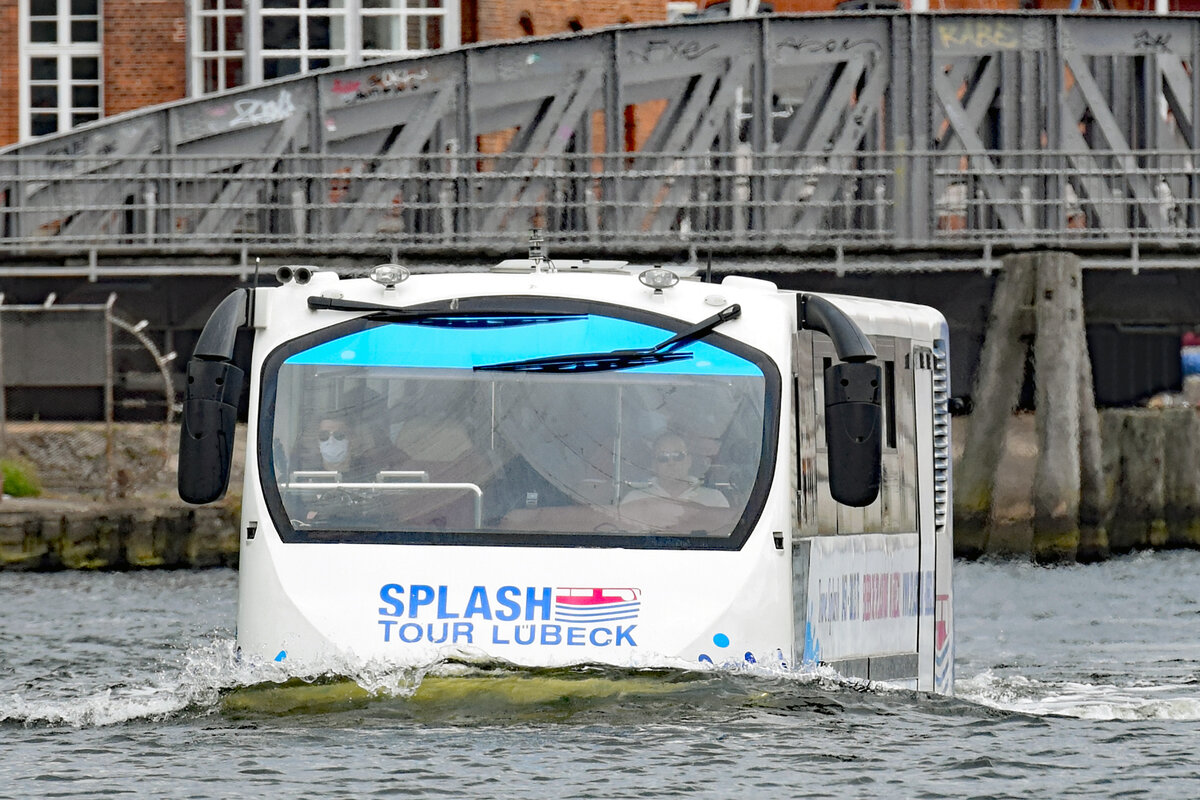  Splash-Bus  am 14.08.2021 bei der Drehbrücke in Lübeck