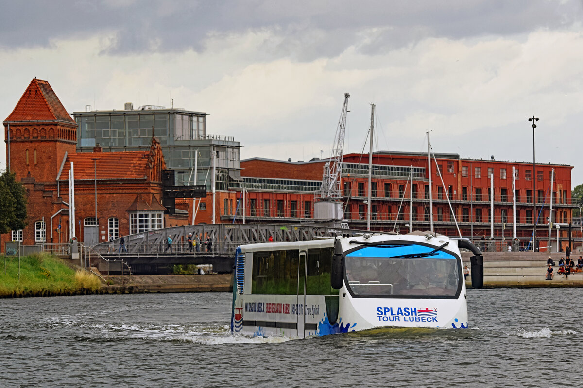  Splash-Bus  am 14.08.2021 in der Trave bei der Drehbrücke in Lübeck