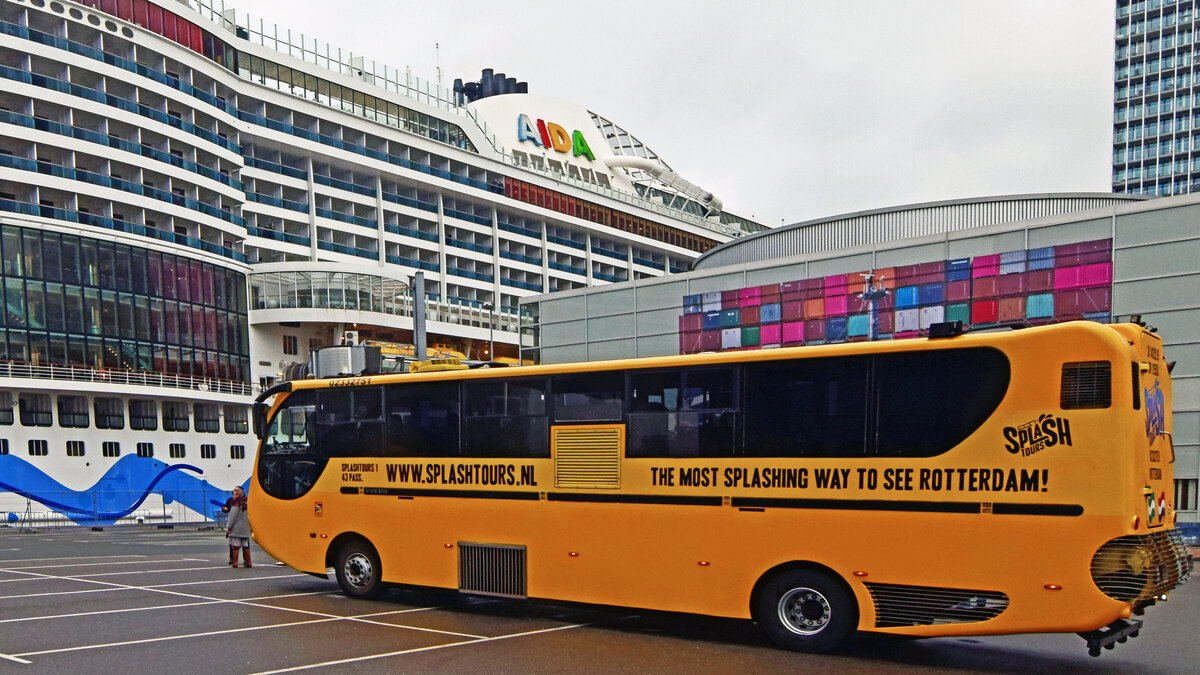 Splashtourbus (ENI 02332751) am 09.02.2022 im Hafen von Rotterdam vor der AIDAprima, welche unweit der Erasmusbrücke festgemacht hat.