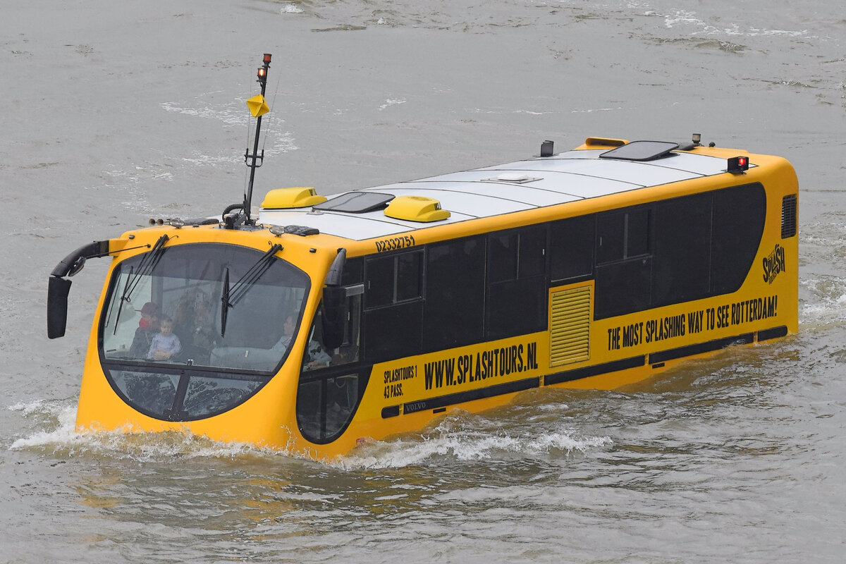 Splashtourbus (ENI 02332751) am 09.02.2022 im Hafen von Rotterdam.