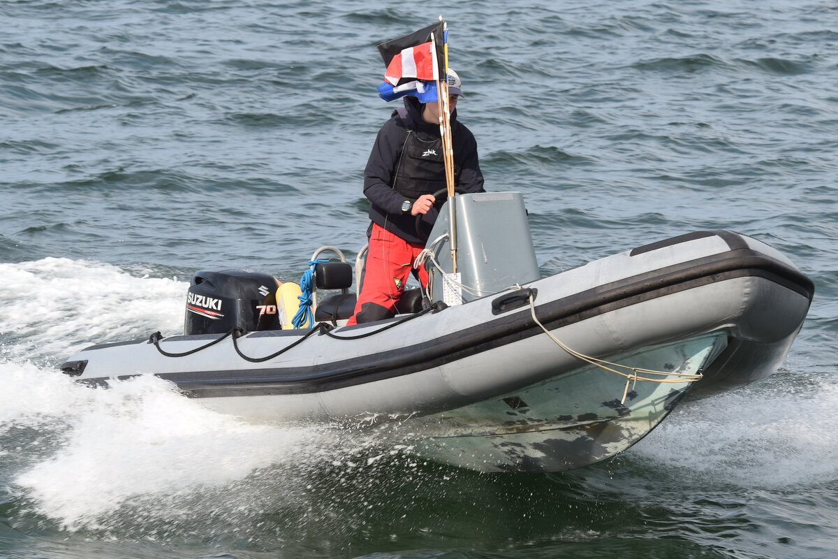 Sportboot am 2.5.2021 in der Ostsee vor Lübeck-Travemünde