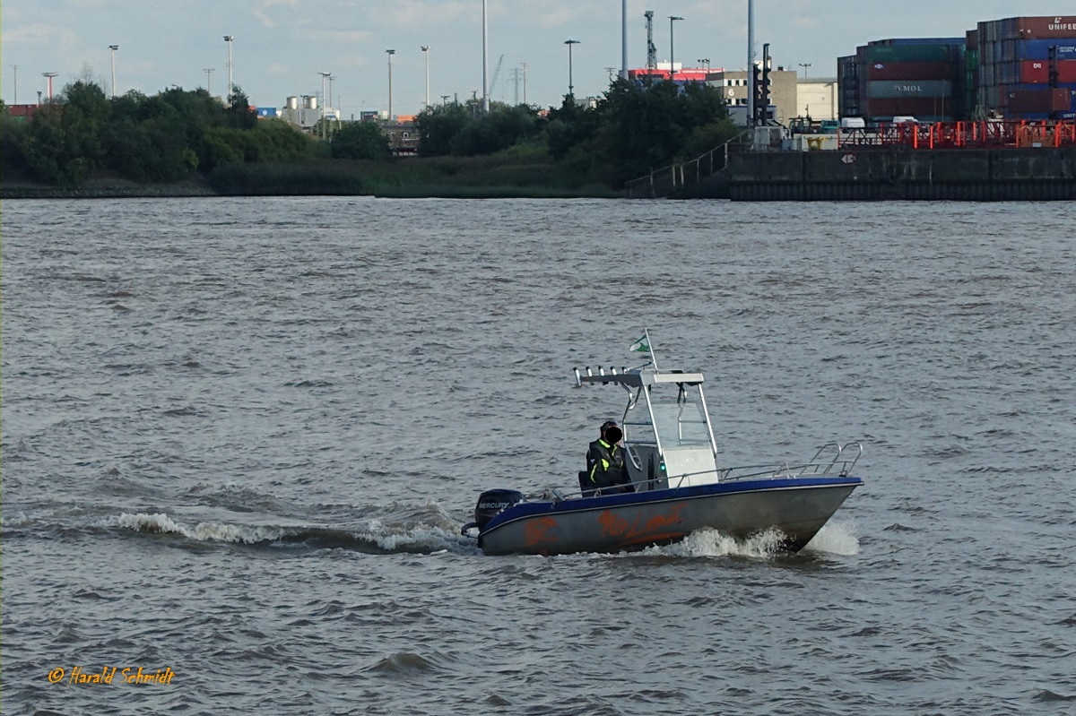 Sportboot am 7.9.2020 auf der Rückkehr von der PEKING Begrüßungsfahrt: Hamburg, Elbe Höhe Neumühlen /Övelgönne /