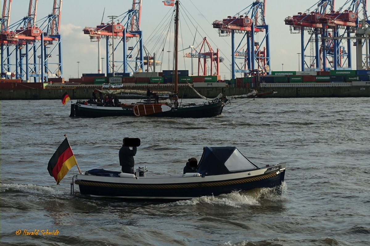 Sportboot am 7.9.2020 auf der Rückkehr von der PEKING Begrüßungsfahrt: Hamburg, Elbe Höhe Neumühlen /Övelgönne /