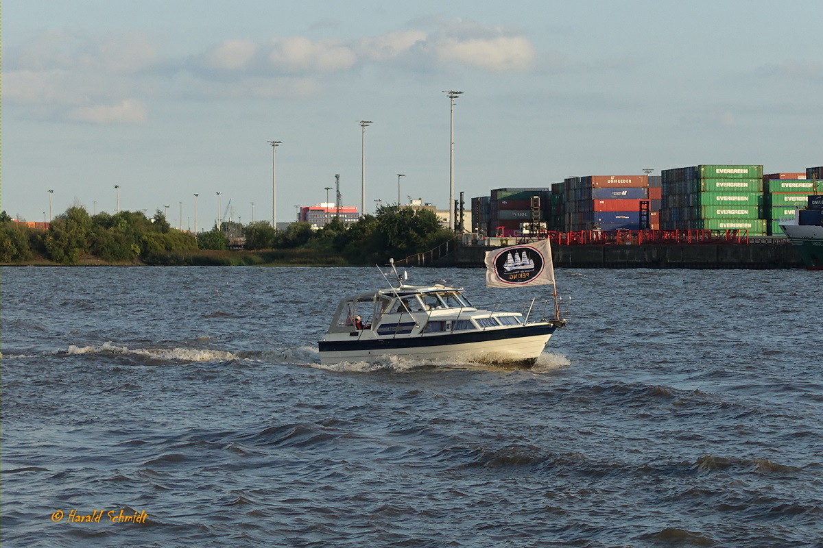 Sportboot am 7.9.2020 auf der Rückkehr von der PEKING Begrüßungsfahrt: Hamburg, Elbe Höhe Neumühlen /Övelgönne /