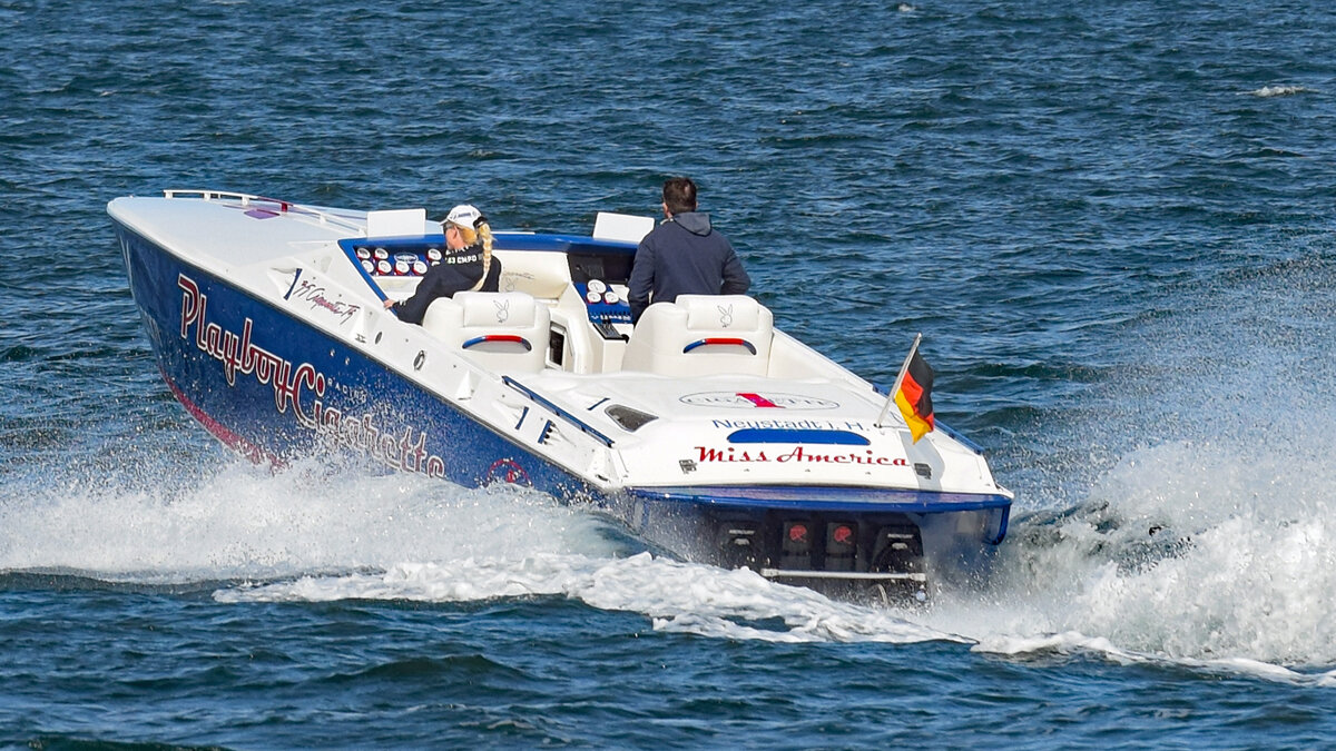 Sportboot MISS AMERICA am 21.08.2021 in der Ostsee vor Lübeck-Travemünde