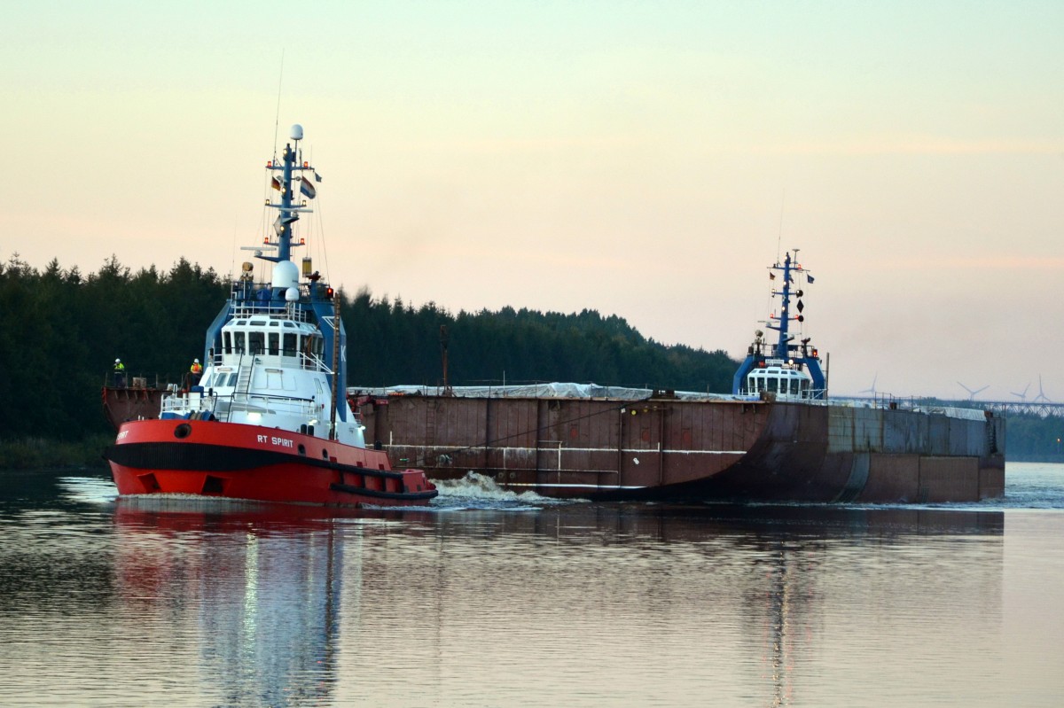 Sportboot PRONAUTAS PROJECT mit Schlepper RT Spirit  vorn  und    Schlepper Pioneer hinten,  mit Schiffsunterteil MMSI: 211000745 auf dem Nord-Ostsee Kanal bei Burg von Kiel Richtung Brunsbüttel am 02.10.15. 
