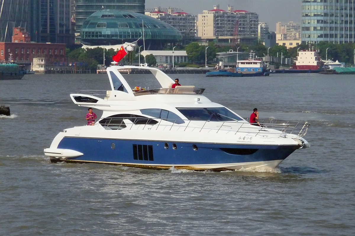 Sportboot  YongShengJiuHao  auf dem Huangpu Jiang in Shanghai, 3.10.2015