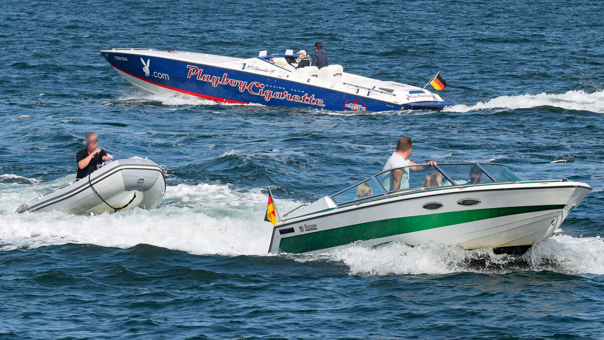 Sportboote, darunter MISS AMERICA (oben im Bild) am 21.08.2021 in der Ostsee vor Lübeck-Travemünde