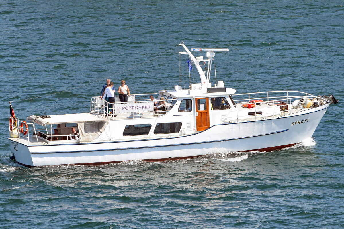 SPROTT am 17.07.2021 in der Kieler Förde. Die 1967 gebaute Motorbarkasse ist 17 Meter lang und kann gechartert werden