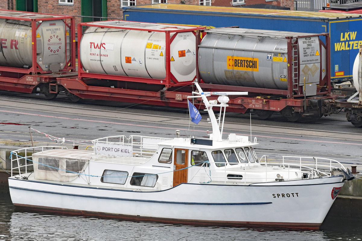 SPROTT am 21.08.2020 im Hafen von Kiel. Die 1967 gebaute Motorbarkasse ist 17 Meter lang und kann gechartert werden.