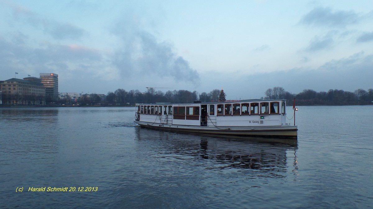 ST. GEORG (seit 1988) am 20.12.2013, Hamburg, Binnenalster vor dem Jungfernstieg /
Ex-Namen: PLANET (1969), DEUTSCHLAND (1950), ST. GEORG (1936), GALATEA (1911), FALKE (1876)
Alsterdampfer / Lüa 20,98 m, Büa 4,56 m, Tg 1,2 m  / 1876 gebaut bei Reiherstiegwerft,  HH, Dampfmaschine 45 PS / 1910 Umbau zum Glattdecker, 70 PS, neuer Name GALATEA /  1950 neuer Aufbau und Umbenennung in DEUTSCHLAND, Stern- und Kreisschifffahrt, Berlin / 1952 Motorisierung, Modag RB 45, 150 PS / 1961 um 4 m verlängert, 112 PS / 1969 PLANET, Versorgungsschiff, 1972 neuer gebrauchter Deutz-Motor / 1988 an Verein Alsterdampfschiffahrt e.V, Hamburg, in Dresden-Laubegast restauriert, in den Zustand der 1930er Jahre zurückversetzt, Einbau einer 2-Zyl. Dampfmaschine aus 1922, 75 PS, ölgefeuert / 1994 als Alsterdampfer in Hamburg als das älteste fahrtüchtige Dampfschiff Deutschlands  /  
