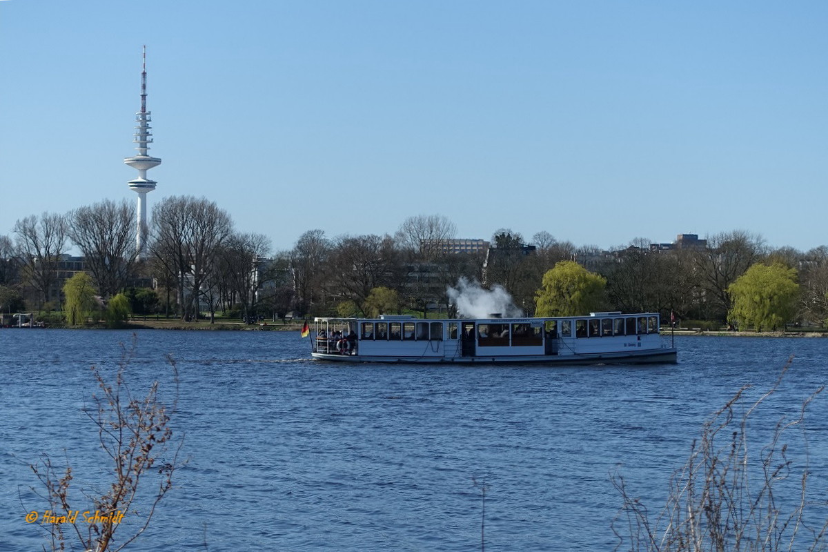 ST. GEORG (seit 1988) am 1.4.2019, Hamburg, auf der Außenalster  /
Ex-Namen: PLANET (1969), DEUTSCHLAND (1950), ST. GEORG (1936), GALATEA (1911), FALKE (1876)
Alsterdampfer / Lüa 20,98 m, Büa 4,56 m, Tg 1,2 m  / 1876 gebaut bei Reiherstiegwerft,  HH, Dampfmaschine 45 PS / 1910 Umbau zum Glattdecker, 70 PS, neuer Name GALATEA /  1950 neuer Aufbau und Umbenennung in DEUTSCHLAND, Stern- und Kreisschifffahrt, Berlin / 1952 Motorisierung, Modag RB 45, 150 PS / 1961 um 4 m verlängert, 112 PS / 1969 PLANET, Versorgungsschiff, 1972 neuer gebrauchter Deutz-Motor / 1988 an Verein Alsterdampfschiffahrt e.V, Hamburg, in Dresden-Laubegast restauriert, in den Zustand der 1930er Jahre zurückversetzt, Einbau einer 2-Zyl. Dampfmaschine aus 1922, 75 PS, ölgefeuert / 1994 als Alsterdampfer in Hamburg als das älteste fahrtüchtige Dampfschiff Deutschlands  /  