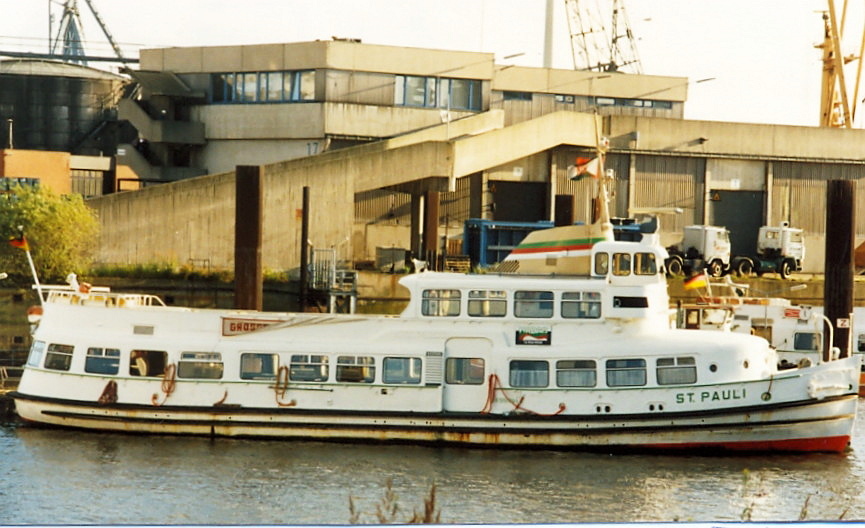 ST. PAULI  (3) (H 5100640) 1987, Hamburg, Grasbrookhafen, Liegeplatz Hübenerkai  (Scan vom Foto, mehr gerade geht nicht, dann fehlt der Bug) /
Ex-Namen: SÜLLDORF (1959-1978), S. PAULUS (1996-)  /
Fährschiff, HADAG Typ IIIc  / Lüa 30,18 m, B 8,14 m, Tg  m / 1 KHD-Diesel,   6-ZYL., 280 kW, 380 PS, Generator 240 kW, 325 PS, E-Motor, 221 kW, 300 PS, AEG, 10,5 kn / gebaut bei Scheel & Jöhnk, Hamburg, 24.4.1959 an HADAG,  SÜLLDORF (S 10148), im Hafen  607, bis Glückstadt  489, bis Cuxhaven  367 Fahrgäste / 11.4.1978 Umbau zum Veranstaltungsschiff (Hauptdeck achtern verglast),  umbenannt in  ST. PAULI  (3) (H 5100640), 293 Fahrg. / 1995 Motorschaden, Auflieger  /  06.1996 verkauft an Transtejo Transportes, Lissabon  /  8.7.1996 mit Schwerlastschiff CONDOCK V nach Lissabon, eingesetzt als Kreuzfahrtschiff auf dem Tejo, umbenannt in S. PAULUS,  /  2010 Austausch des Diesels KHD in MTU, 308 kW, 419 PS, 11 kn  / 05.2015 als Rundfahrtschiff  in  Fahrt /
