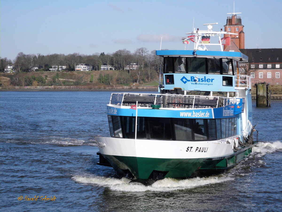 ST. PAULI (4) (ENI 05116250) am 6.2.2018, Hamburg Finkenwerder, Köhlfleet /

Hafenfährschiff  HADAG-Typ 2000 / Lüa 29,97 m, B 8,06 m, Tg 1,5 m / 2 Diesel, ursprünglich Cummins, 2005 neue Motoren, Volvo-Penta D12-450, 12 kn, 1 Querstrahlruder / 250 Pass. / gebaut 1997 bei H. Grube, Oortkaten / 
