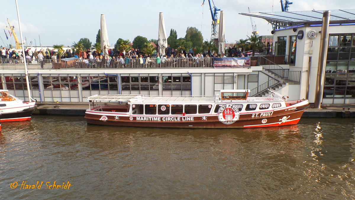 ST. PAULI (ENI 05108400)  am 27.5.2016, Hamburg, Elbe, Hinterkante Landungsbrücken  / 
Barkasse / Reederei: Gregors  /  Lüa 18,08 m, B 4,66 m, Tg 1,37 m / 137 kW  /  Maritime Circle Line / 1959 bei Jastram, HH-Bergedorf / 
